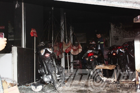 Bao ho lao dong Quang Trung - Lửa thiêu rụi nhiều đồ đạc và 3 xe máy 