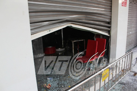 Bao ho lao dong Quang Trung -  Lực lượng PCCC phải phá cửa cuốn xưởng trưng bày sản phẩm