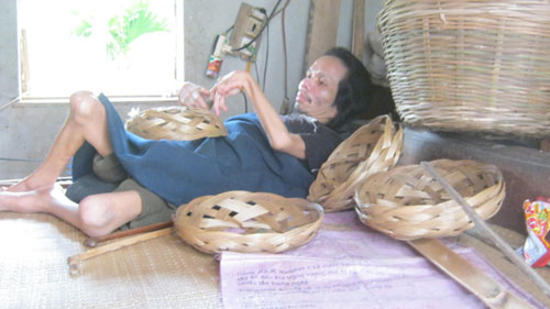 Bao ho lao dong Quang Trung - Anh Nguyễn Hải Yến nằm đan lát như thế này đã hơn 30 năm nay