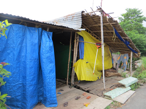 Bao ho lao dong Quang Trung - Căn nhà xập xệ của vợ chồng anh Khánh