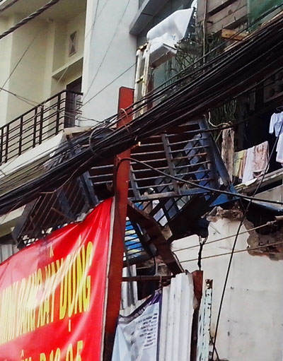 Bao ho lao dong Quang Trung - Chiếc mâm dùng để vận chuyển vật liệu vướng vào dây cáp viễn thông và bức tường