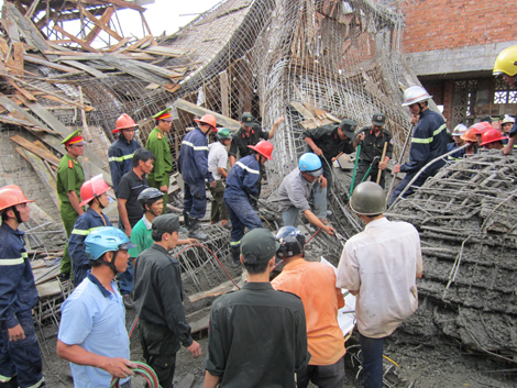 Sập hội trường huyện, 4 người thương vong