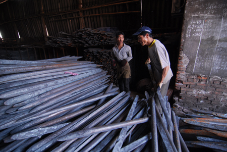 Lao động tại xưởng đúc phôi thép ở làng Đa Hội, Từ Sơn, Bắc Ninh.