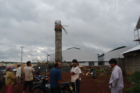 Sap dai cap nuoc đang xay, 6 nguoi bi thuong - Bao Ho Lao Dong Quang Trung